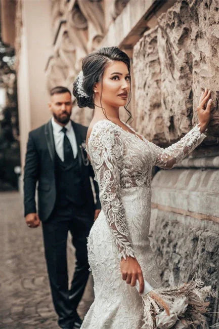 Elegantes weißes Meerjungfrauen-Brautkleid mit floraler Spitze, langen Ärmeln, V-Ausschnitt und schmaler Silhouette für die Frühlingshochzeit 