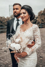 Elegantes weißes Meerjungfrauen-Brautkleid mit floraler Spitze, langen Ärmeln, V-Ausschnitt und schmaler Silhouette für die Frühlingshochzeit 