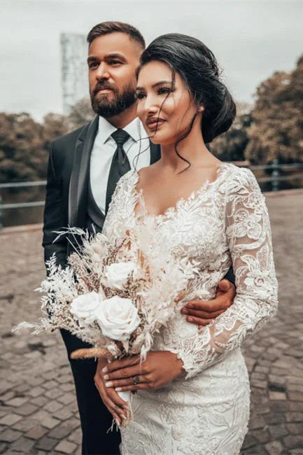 Elegantes weißes Meerjungfrauen-Brautkleid mit floraler Spitze, langen Ärmeln, V-Ausschnitt und schmaler Silhouette für die Frühlingshochzeit 