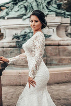 Elegantes weißes Meerjungfrauen-Brautkleid mit floraler Spitze, langen Ärmeln, V-Ausschnitt und schmaler Silhouette für die Frühlingshochzeit 