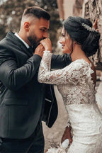 Elegantes weißes Meerjungfrauen-Brautkleid mit floraler Spitze, langen Ärmeln, V-Ausschnitt und schmaler Silhouette für die Frühlingshochzeit 