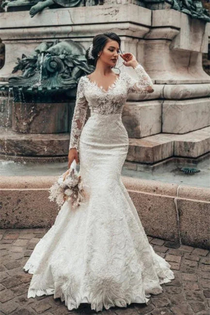 Elegantes weißes Meerjungfrauen-Brautkleid mit floraler Spitze, langen Ärmeln, V-Ausschnitt und schmaler Silhouette für die Frühlingshochzeit 
