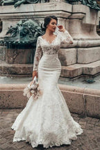 Elegantes weißes Meerjungfrauen-Brautkleid mit floraler Spitze, langen Ärmeln, V-Ausschnitt und schmaler Silhouette für die Frühlingshochzeit 