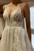Elegantes, langes A-Linien-Brautkleid mit V-Ausschnitt, Tüll und Rückenausschnitt aus Spitze