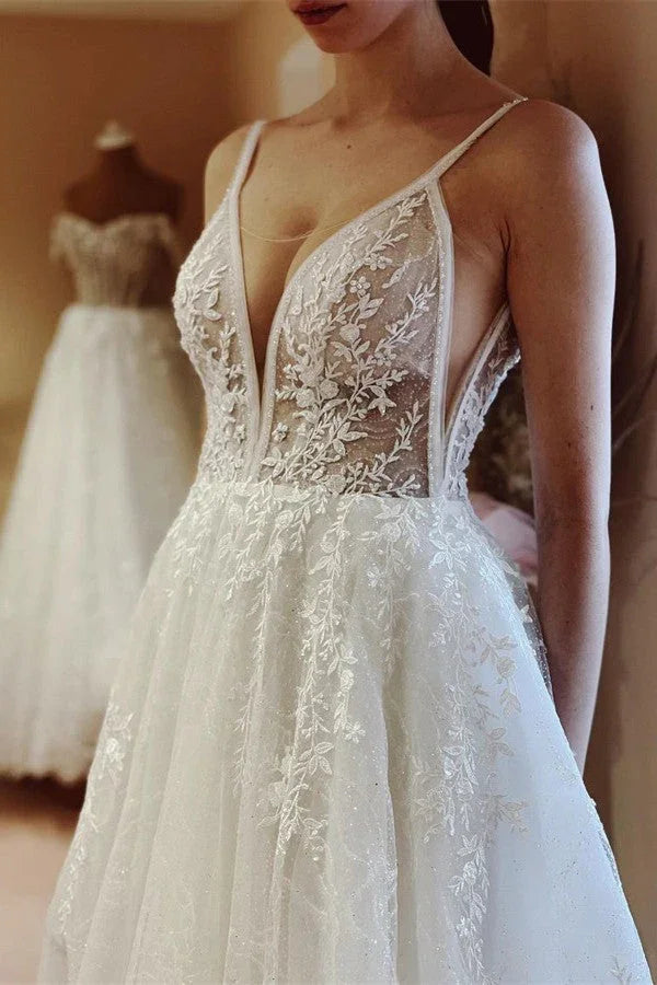 Elegantes, langes A-Linien-Brautkleid mit V-Ausschnitt, Tüll und Rückenausschnitt aus Spitze