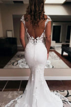 Elegante vestido de novia largo de sirena con escote corazón, sin mangas, con cola capilla y espalda descubierta
