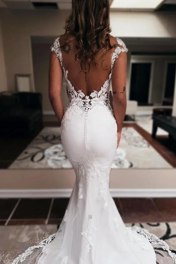Elegante vestido de novia largo de sirena con escote corazón, sin mangas, con cola capilla y espalda descubierta
