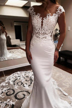Elegante vestido de novia largo de sirena con escote corazón, sin mangas, con cola capilla y espalda descubierta