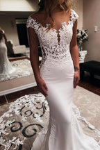 Elegante vestido de novia largo de sirena con escote corazón, sin mangas, con cola capilla y espalda descubierta