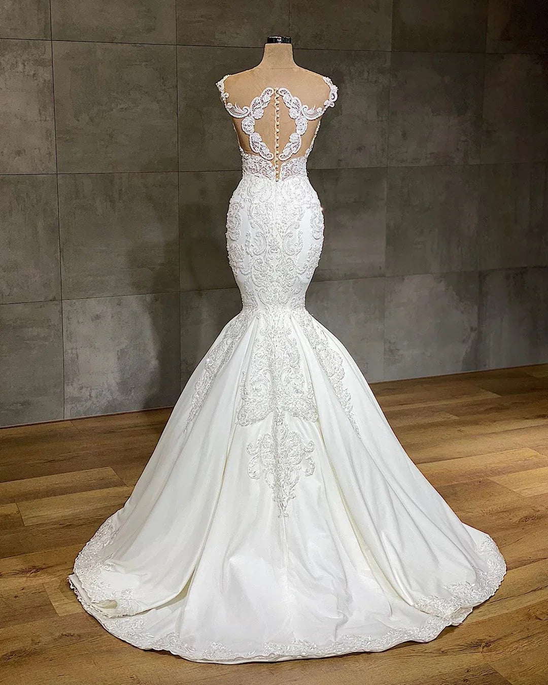 Exquisite lange ärmellose Meerjungfrauen-Hochzeitskleider aus Spitze mit V-Ausschnitt
