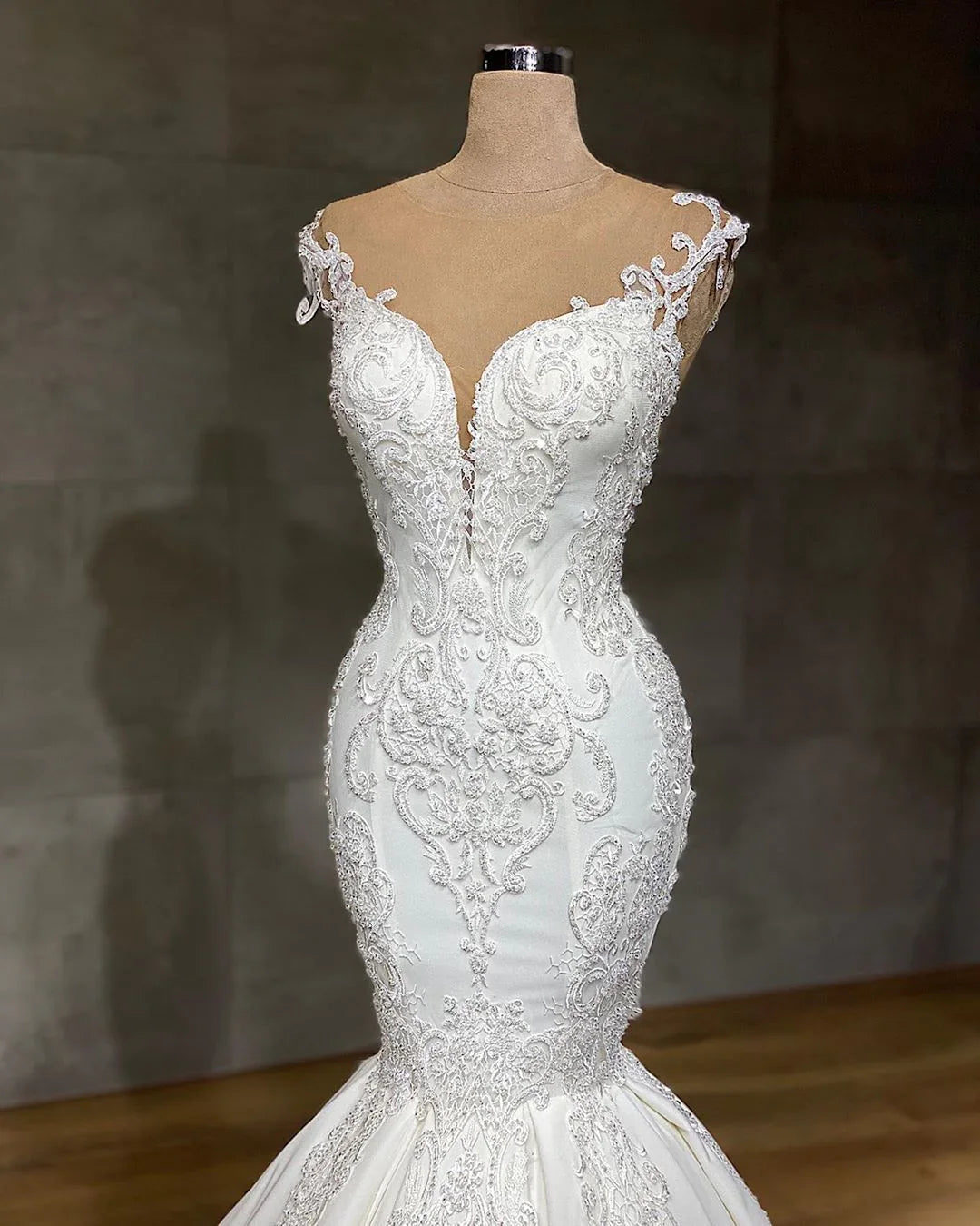 Exquisite lange ärmellose Meerjungfrauen-Hochzeitskleider aus Spitze mit V-Ausschnitt
