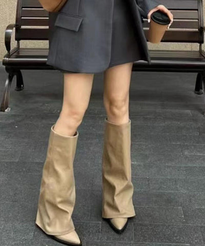 Einzigartige klobige Plateaustiefel in Khaki 