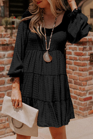 Vestido mini negro con mangas de obispo y fruncido en capas 