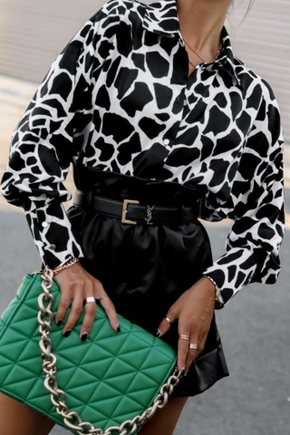 Blusas elegantes con cuello vuelto y estampado en contraste 