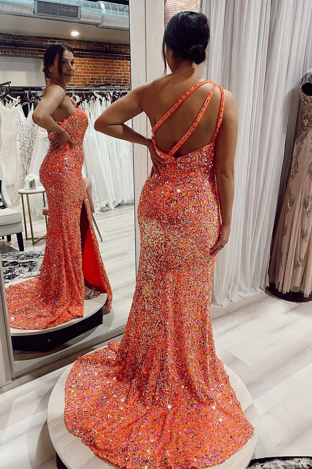 Meerjungfrauen-Abendkleid mit One-Shoulder-Ausschnitt, orangefarbenen Pailletten und Schlitz vorne