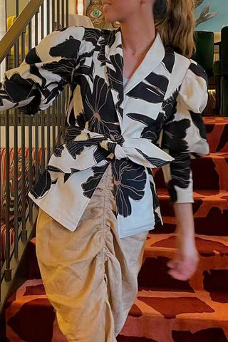 Elegante blusa con cuello vuelto en contraste, ahuecada y estampado geométrico 