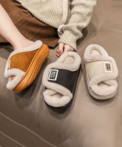 Zapatillas de plataforma con elegantes zapatos de piel afelpada color caqui 