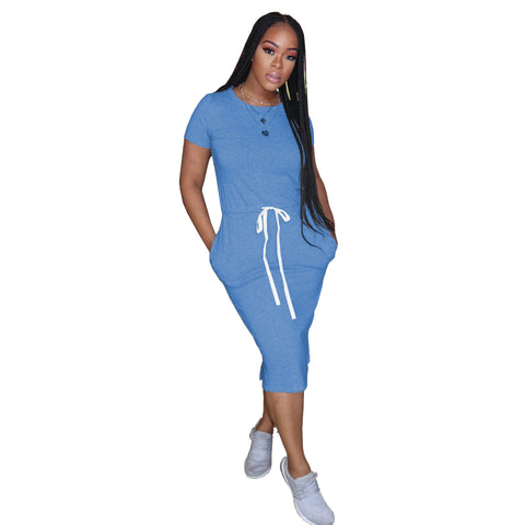 Vestido midi básico de color liso con cintura elástica y manga corta: vestido cómodo y elegante para mujer. 