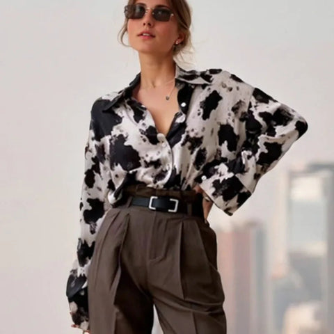 Blusa de manga larga con botones y estampado de vaca 