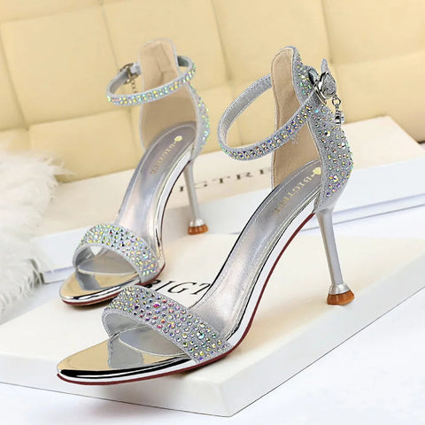 Zapatos de tacón alto de aguja para mujer, con punta abierta y diamantes de imitación, para boda, con sandalias de tiras de una sola línea, para banquetes, de verano, nuevos y sexys. 