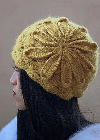 Stilvolle gelbe Baskenmütze mit dicker Strickmütze 