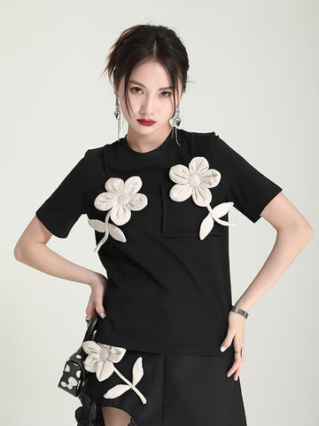 Camiseta original con apliques elegantes y colores contrastantes 