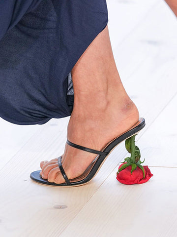 Sandalias con tiras y tacones rosas 
