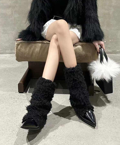Botas de tacón con empalme de piel afelpada beige y punta puntiaguda 