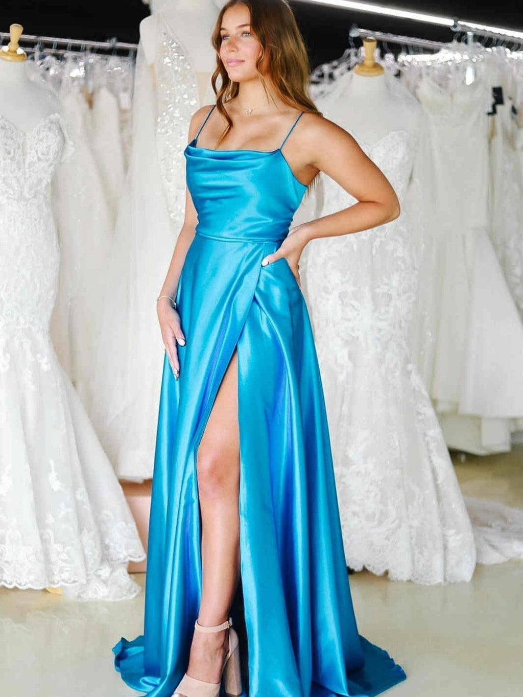 A-Linien-Abendkleid aus Satin mit Wasserfallausschnitt und Schlitz