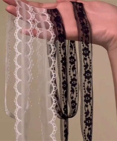 Moderne Halskette mit schwarzem Spitzenschleifen-Perlenanhänger 