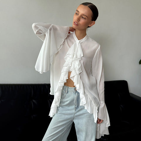 Bluse aus transparentem Chiffon mit Rundhalsausschnitt, Glockenärmeln und Wasserfall-Rüschen 