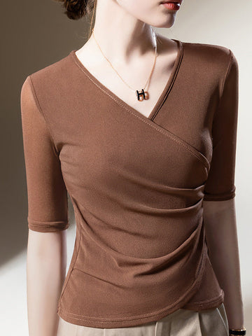 Camisetas asimétricas plisadas de color liso con cuello en V y manga corta de talla grande 
