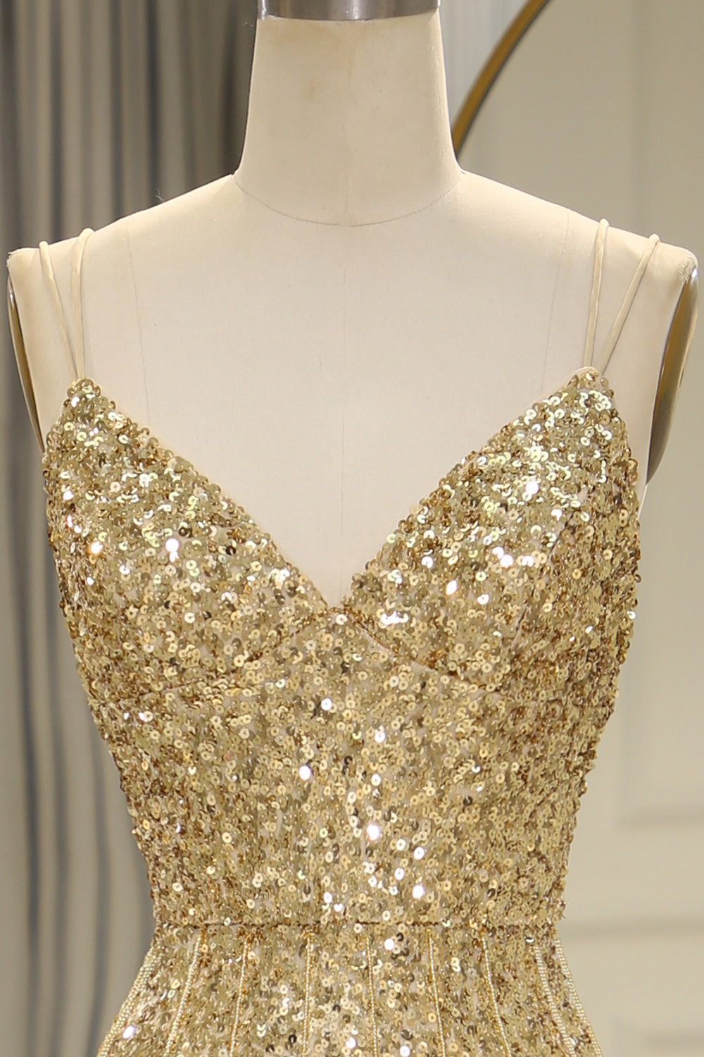 Glitzerndes Meerjungfrauen-Abendkleid mit Spaghettiträgern, goldenen Pailletten und Schlitz vorne