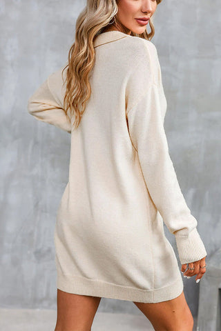 Aprikosenfarbenes Etuikleid aus Strick mit Polokragen und Mini-Pullover 