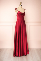 Vestido de fiesta largo verde claro con tirantes finos y corte en A