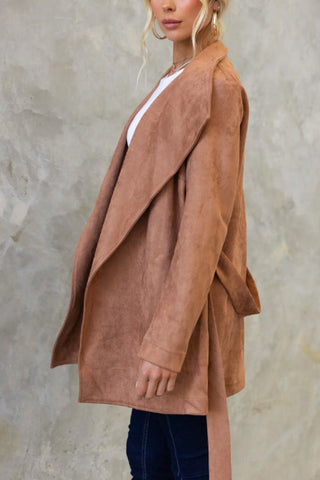 Mantel aus Wildlederimitat mit Kragen, offener Vorderseite und Gürtel