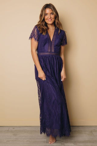 Maxikleid mit Spitze und V-Ausschnitt und Flatterärmeln 