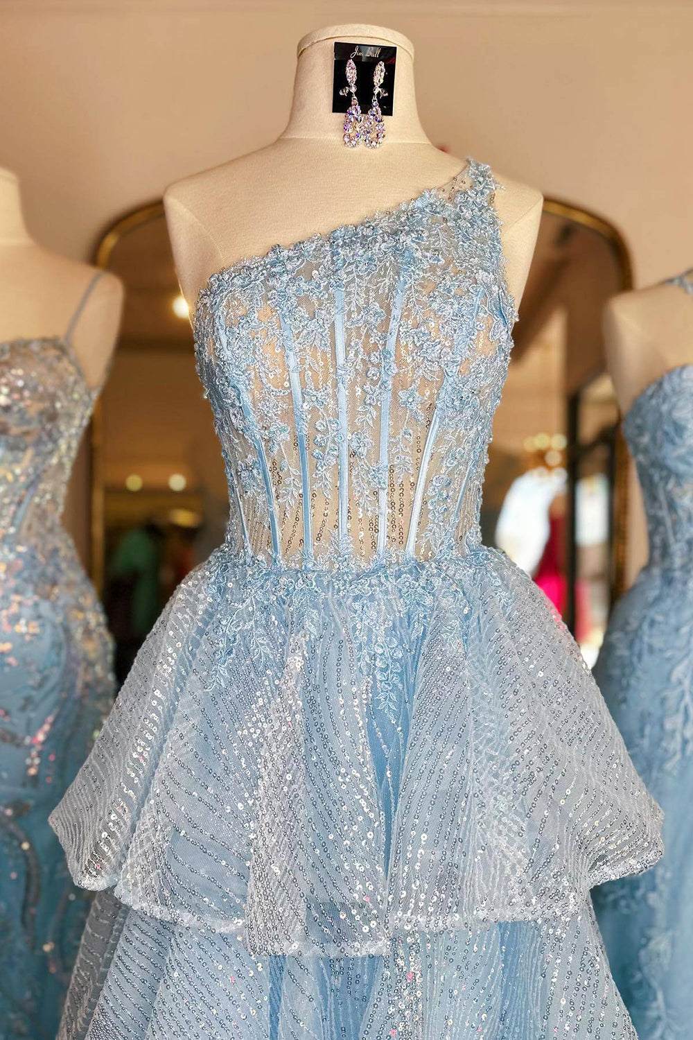 Prinzessinnen-Abendkleid in A-Linie, einseitig schulterfrei, blau, mit Korsett und Rüschen