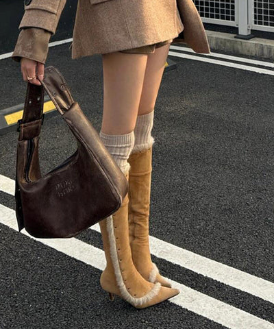 Feine Spleiß-Stiletto-Stiefel aus gelbem Wildleder mit flauschiger Wolle gefüttert und spitzer Zehenpartie 
