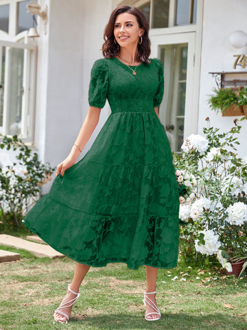 Vestido midi de verano color crudo y blanco con cuello joya y encaje para playa 