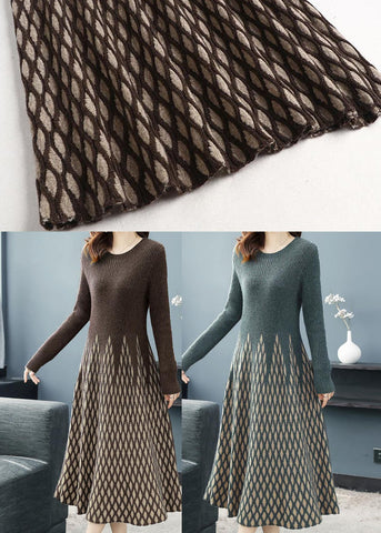 Schokoladenbraunes kariertes Strickpulloverkleid mit extra großem Saum und langen Ärmeln 