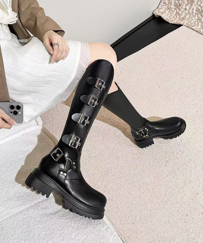 Stilvolle schwarze Stiefel mit Gürtelschnalle und klobigem Absatz 