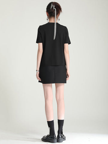 Camiseta original con apliques elegantes y colores contrastantes 