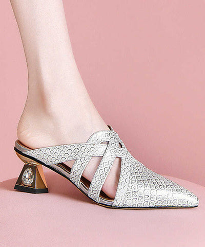 Sandalias de piel de vaca beige con aberturas y punta puntiaguda 