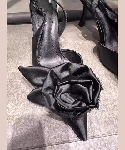 Stilvolle schwarze Sandalen mit Blumenmuster und hohem Absatz und spitzer Zehenpartie 