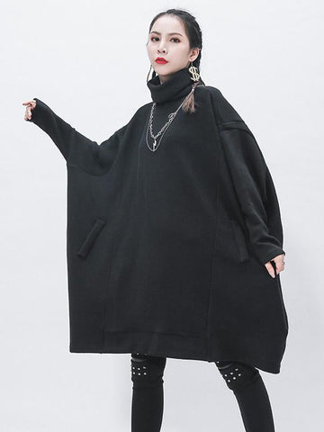 Schwarzes, kurzes Rollkragenpulloverkleid 
