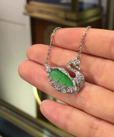 Collar moderno con colgante de cisne pequeño de jade verde en plata de ley 