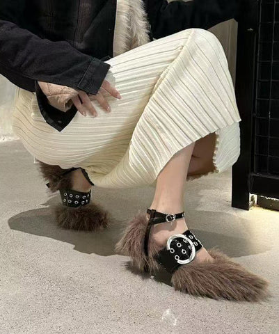 Zapatos de piel afelpada marrón con elegante correa de hebilla 