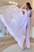 Vestido de fiesta lila con corsé, tirantes finos y espalda cruzada.
