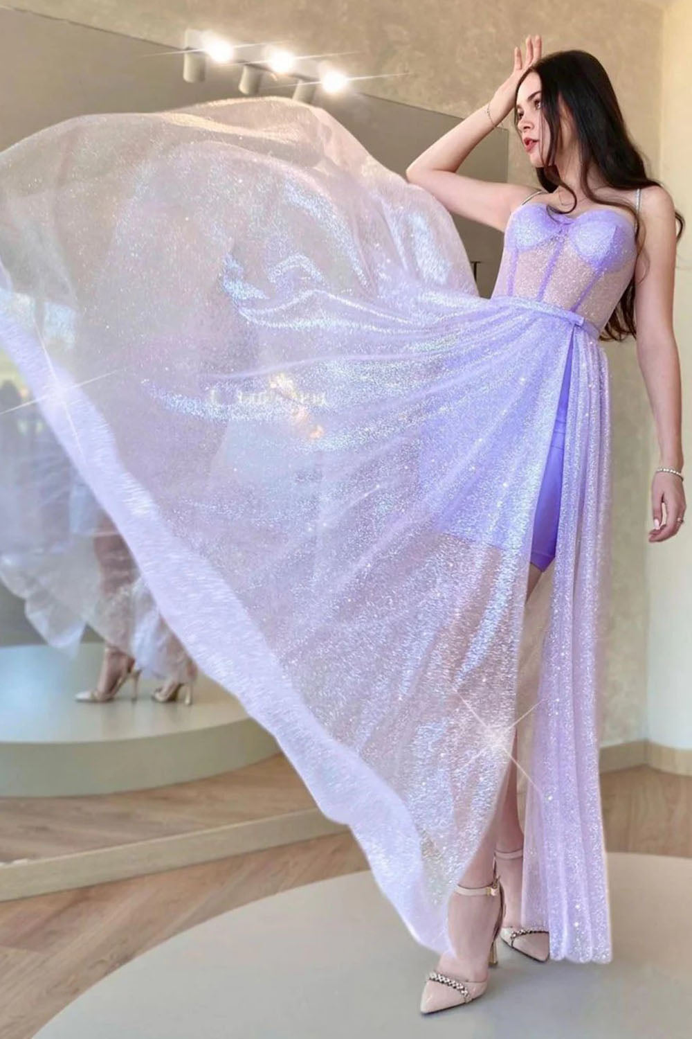 A-Linien-Abendkleid mit Spaghettiträgern, lila Korsett-Design und gekreuztem Rückenausschnitt